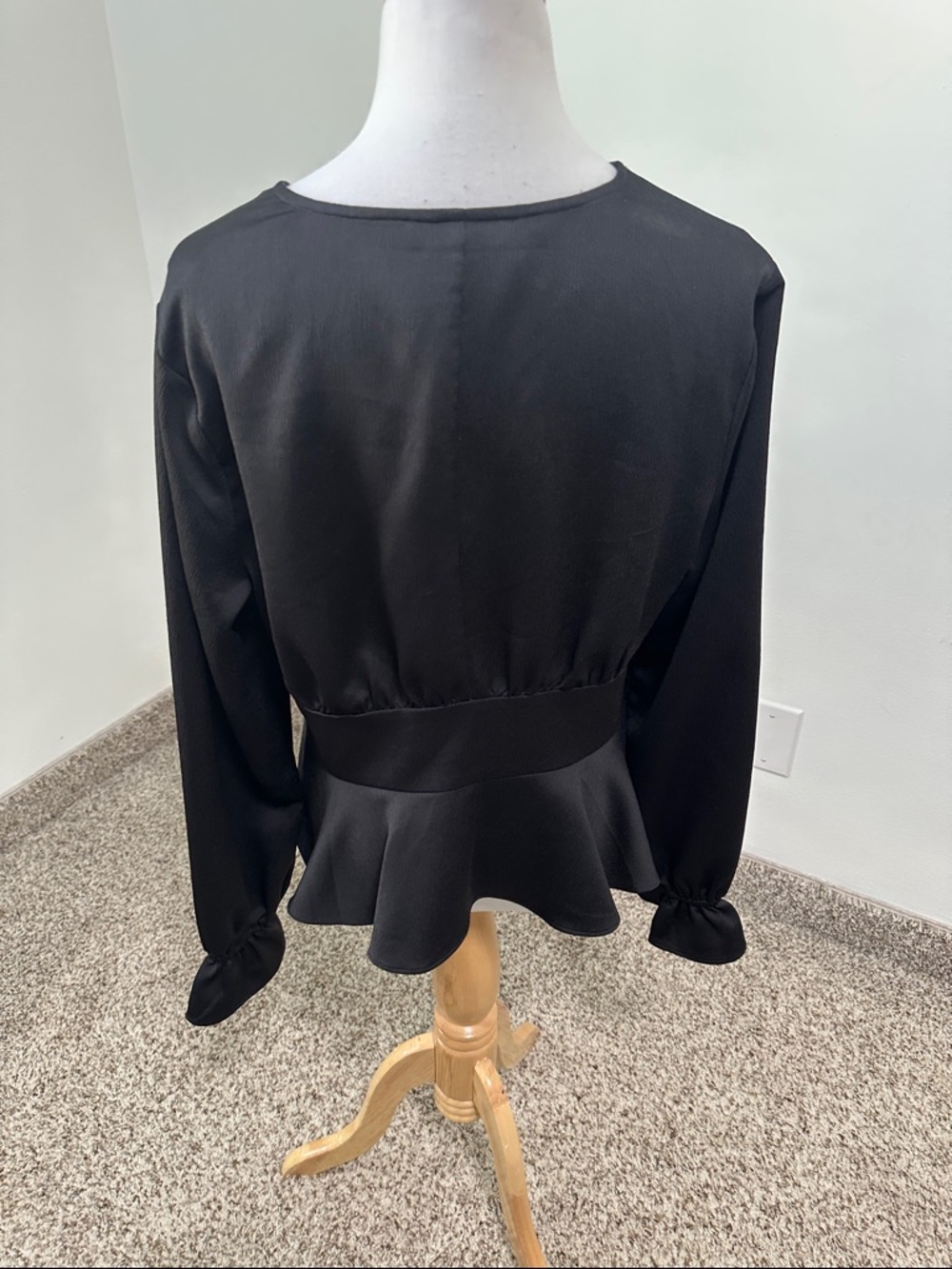 🏆 Express Satin Blouse - Picture 3 of 5